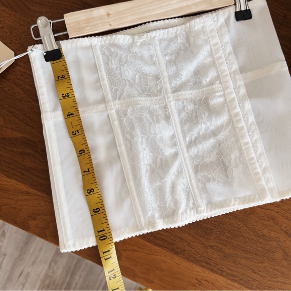 VINTAGE WHITE LACE SHAPE WEAR - Picture 7 of 8